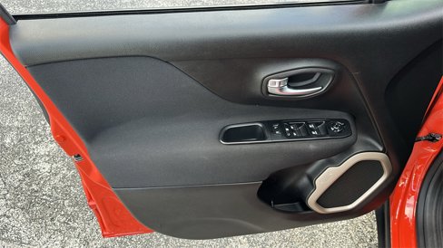 Used 2017 Jeep Renegade Latitude w/ Safety & Security Group image 15