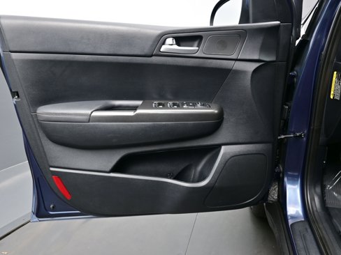 Used 2022 Kia Sportage LX image 9