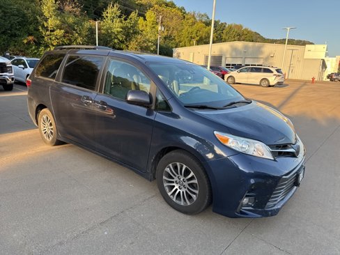Used 2019 Toyota Sienna XLE image 3