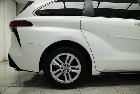 Used 2024 Toyota Sienna Limited image 11