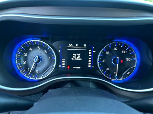 Used 2022 Chrysler Voyager LX image 17