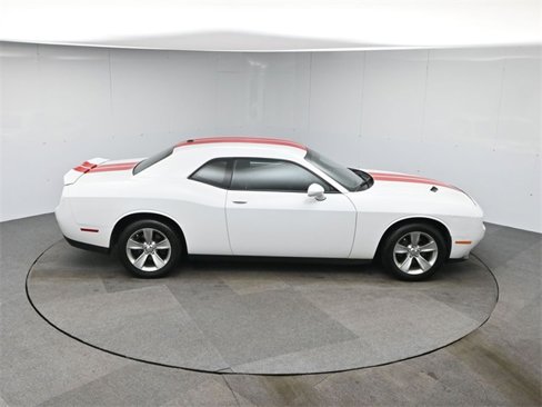 Used 2015 Dodge Challenger SXT image 41