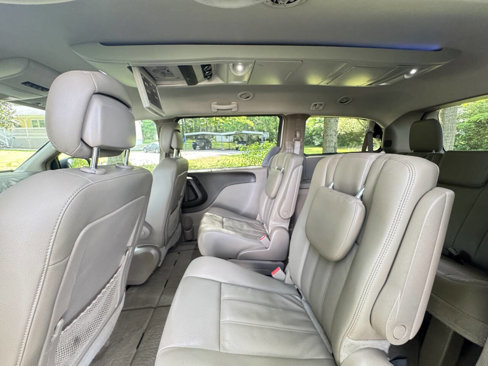 Used 2016 Chrysler Town & Country Touring image 13