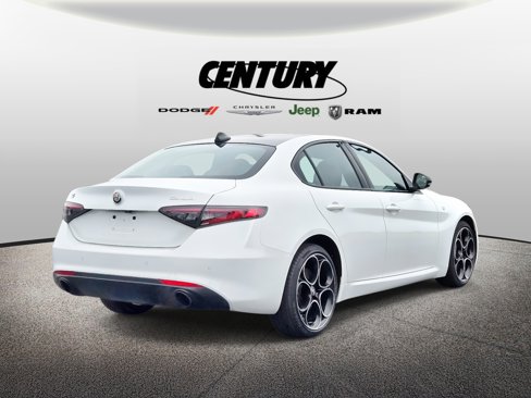 Used 2024 Alfa Romeo Giulia Ti image 4