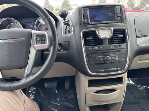 Used 2011 Chrysler Town & Country Touring-L image 19