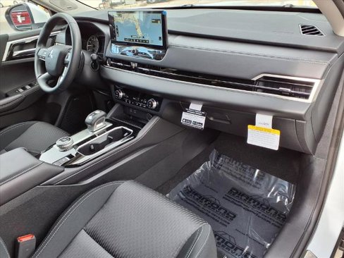 New 2025 Mitsubishi Outlander ES image 8
