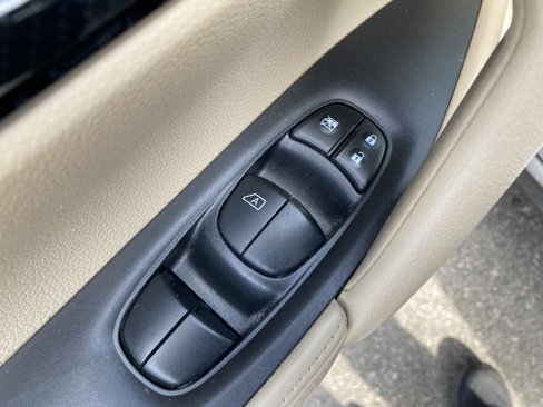 Used 2019 Nissan Rogue SL w/ Premium Package image 18