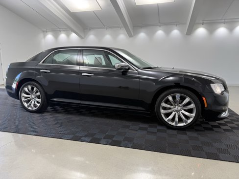 Used 2018 Chrysler 300 Limited image 1