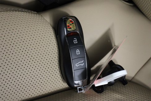 Certified 2025 Porsche Macan Turbo image 34