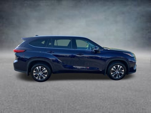 Used 2022 Toyota Highlander XLE image 3