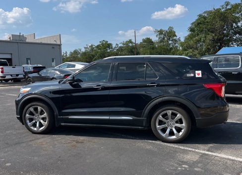 Used 2020 Ford Explorer Platinum w/ Premium Technology Package image 2