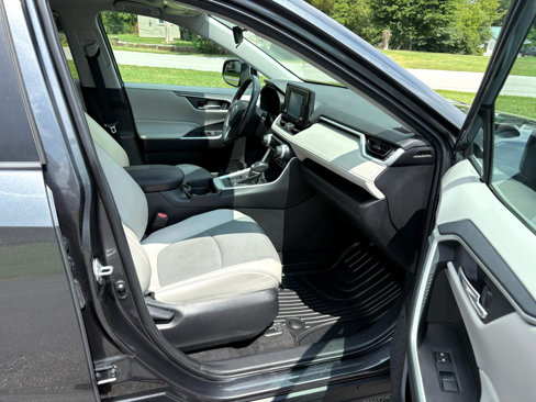 Used 2020 Toyota RAV4 XLE Premium image 25