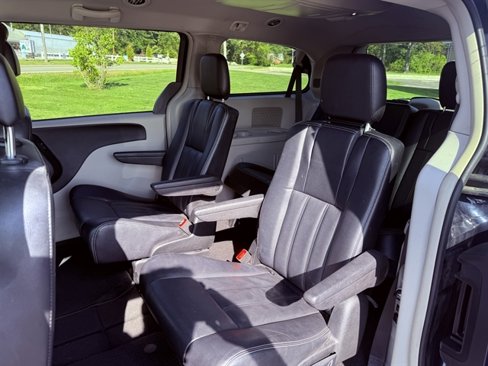 Used 2015 Chrysler Town & Country Touring image 34