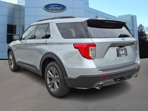 Certified 2022 Ford Explorer XLT w/ Equipment Group 202A image 4