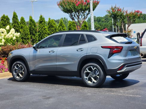 Used 2025 Chevrolet Trax LT w/ LT Convenience Package image 8