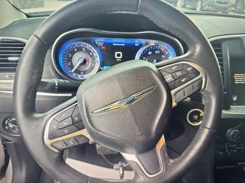 Used 2016 Chrysler 300 Limited image 9