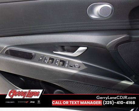 Used 2024 Hyundai Elantra SEL image 12