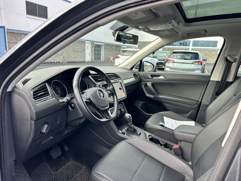 Used 2018 Volkswagen Tiguan SEL w/ 3rd Row Seat Package image 13