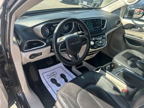 Used 2022 Chrysler Pacifica Touring-L image 14