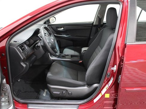 Used 2015 Toyota Camry LE image 10