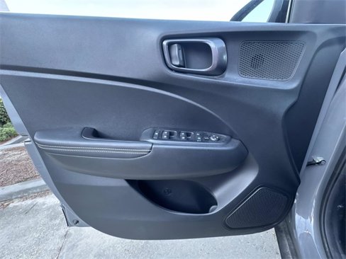 Used 2022 Hyundai Venue Limited image 15