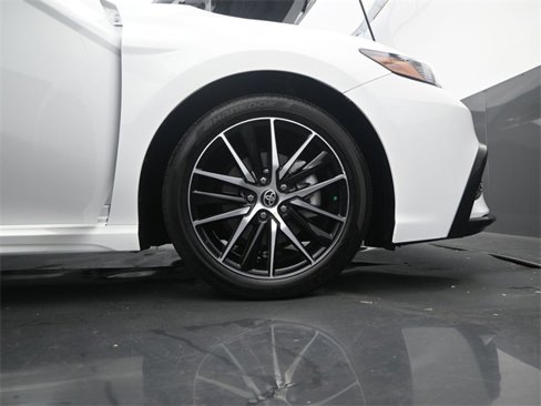Used 2023 Toyota Camry SE image 16