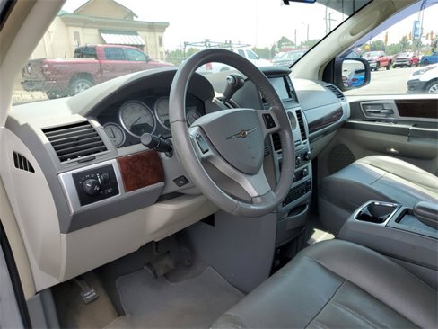 Used 2010 Chrysler Town & Country Touring image 10