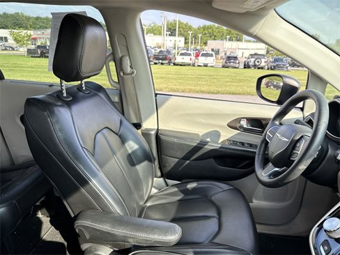 Used 2020 Chrysler Voyager Lxi image 12