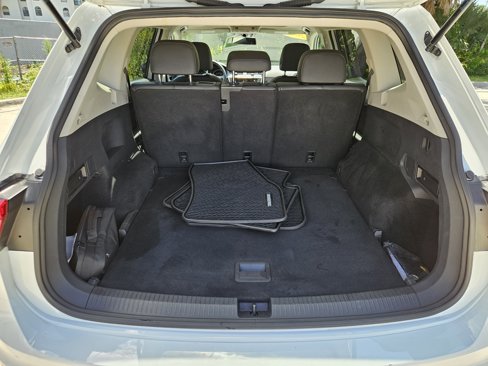 Used 2020 Volkswagen Tiguan SE w/ Panoramic Sunroof Package image 11