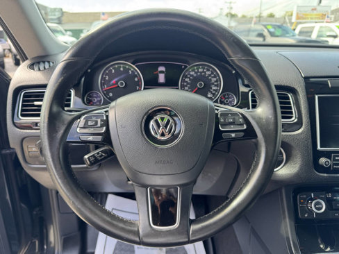 Used 2014 Volkswagen Touareg Sport image 18