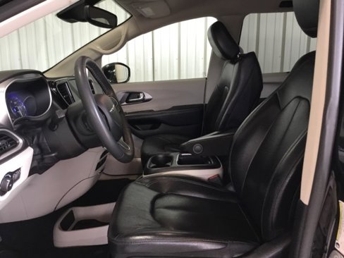 Used 2022 Chrysler Pacifica Touring-L image 34