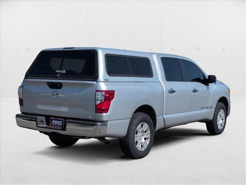 Used 2019 Nissan Titan SV image 5