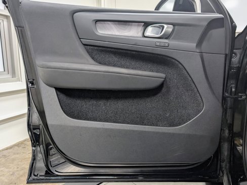 Used 2023 Volvo XC40 Recharge Core image 12