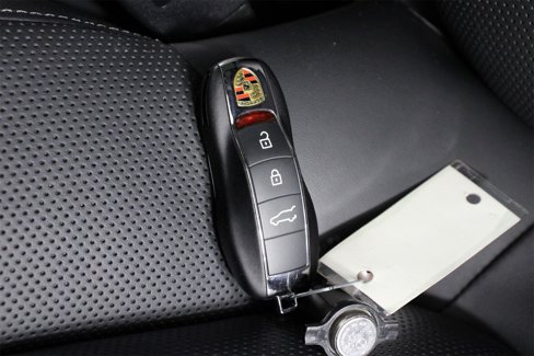Certified 2025 Porsche Macan image 34