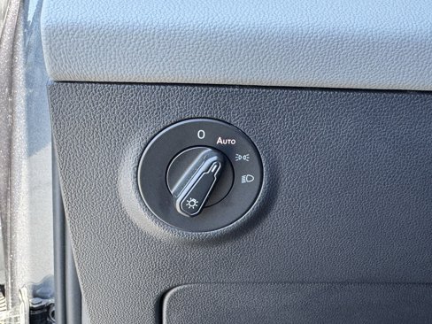 Used 2023 Volkswagen Taos SE w/ Panoramic Sunroof Package image 29