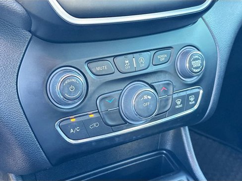 Used 2019 Jeep Cherokee Latitude Plus w/ Cold Weather Group image 15