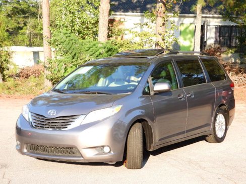 Used 2014 Toyota Sienna XLE image 10