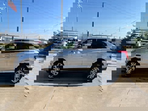 Used 2019 Cadillac XT5 FWD image 2