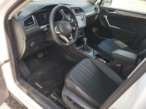 Used 2022 Volkswagen Tiguan SE w/ Panoramic Sunroof Package image 23