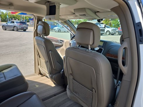 Used 2011 Chrysler Town & Country Touring-L w/ Driver Convenience Group image 34