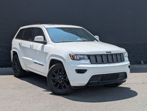 Used 2020 Jeep Grand Cherokee Altitude image 3