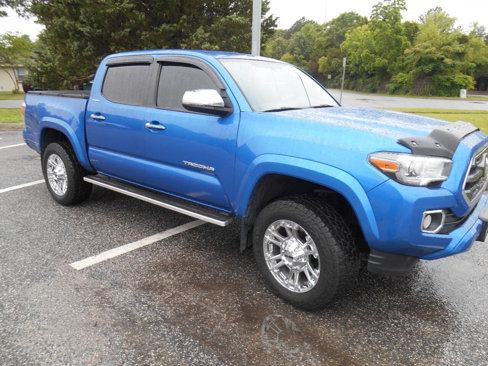 Used 2017 Toyota Tacoma Limited image 2