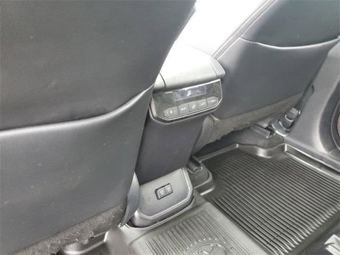 Used 2021 Toyota Highlander XLE image 14