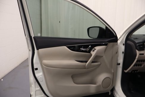Used 2018 Nissan Rogue Sport SL w/ SL Premium Package image 9