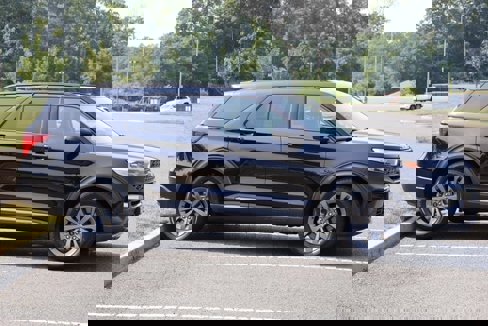 Certified 2022 Ford Explorer XLT w/ Equipment Group 202A image 4