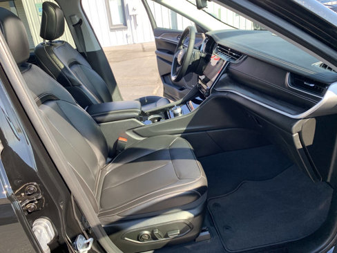 Used 2023 Jeep Grand Cherokee L Limited w/ Black Appearance Package image 32