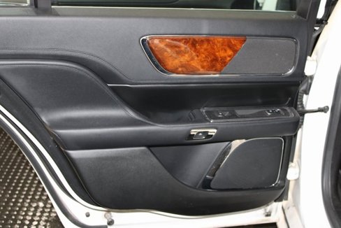 Used 2018 Lincoln Continental Premiere image 18