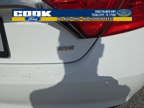 Used 2016 Toyota Camry SE image 11