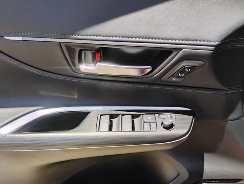 Used 2022 Toyota Venza Limited image 13