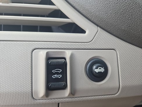 Used 2009 Chrysler Sebring Touring w/ Special Touring Group image 18